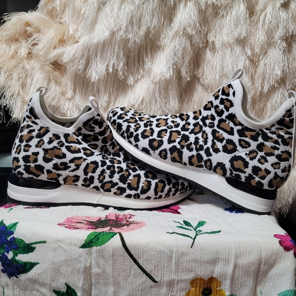 NWOT.  J/slides Urban Sport Sneakers.  Size 8M.  (190) - Picture 3 of 9